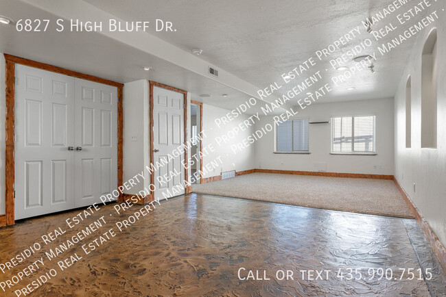 Building Photo - 6827 S High Bluff Dr