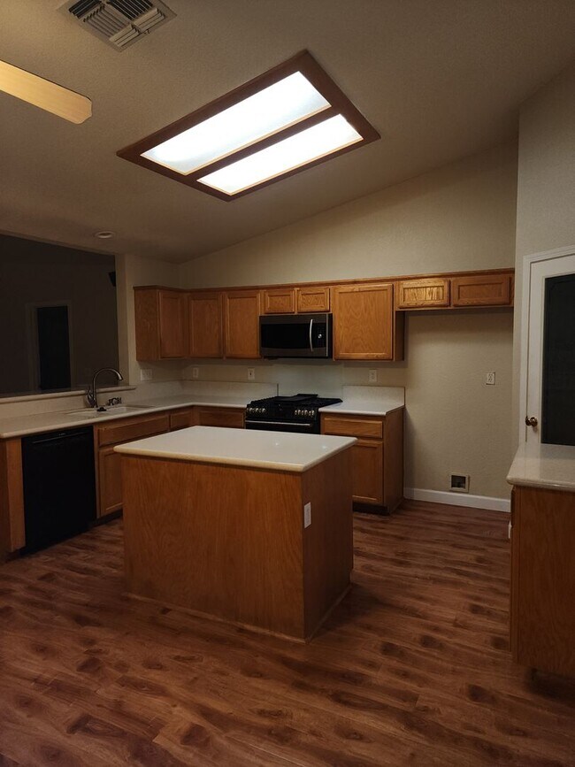 Building Photo - 4 Bedroom 3 Bathroom in the Sylvan School District