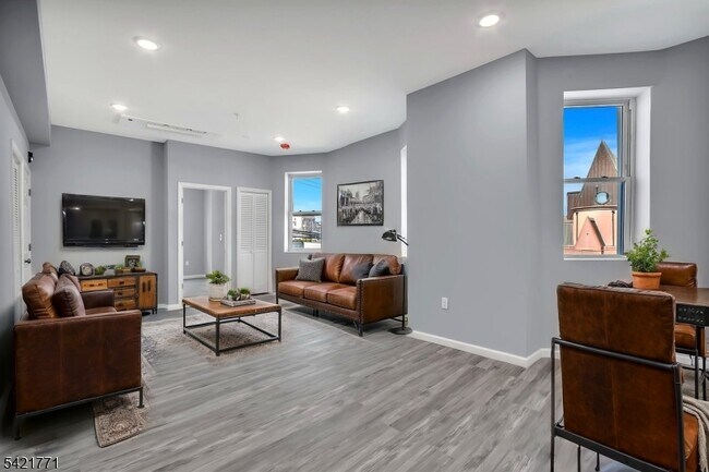 Building Photo - 155 Clifton Ave