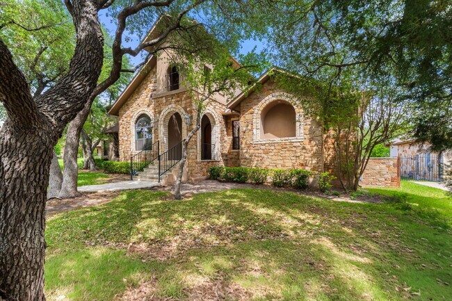 Building Photo - Elevated Executive Living in Lake Forest