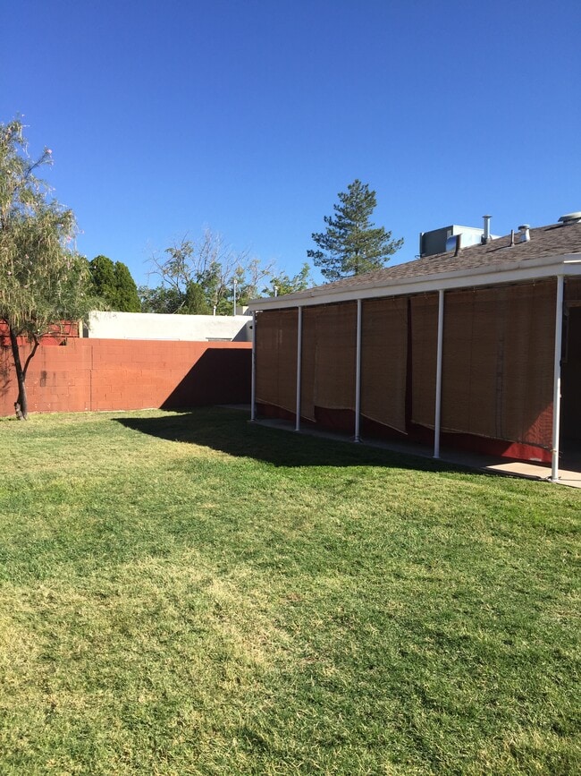 Building Photo - 709 Palomas Dr NE