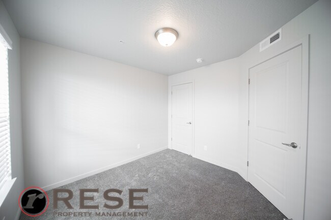 Building Photo - Beautiful Modern Orem Condo w free interne...