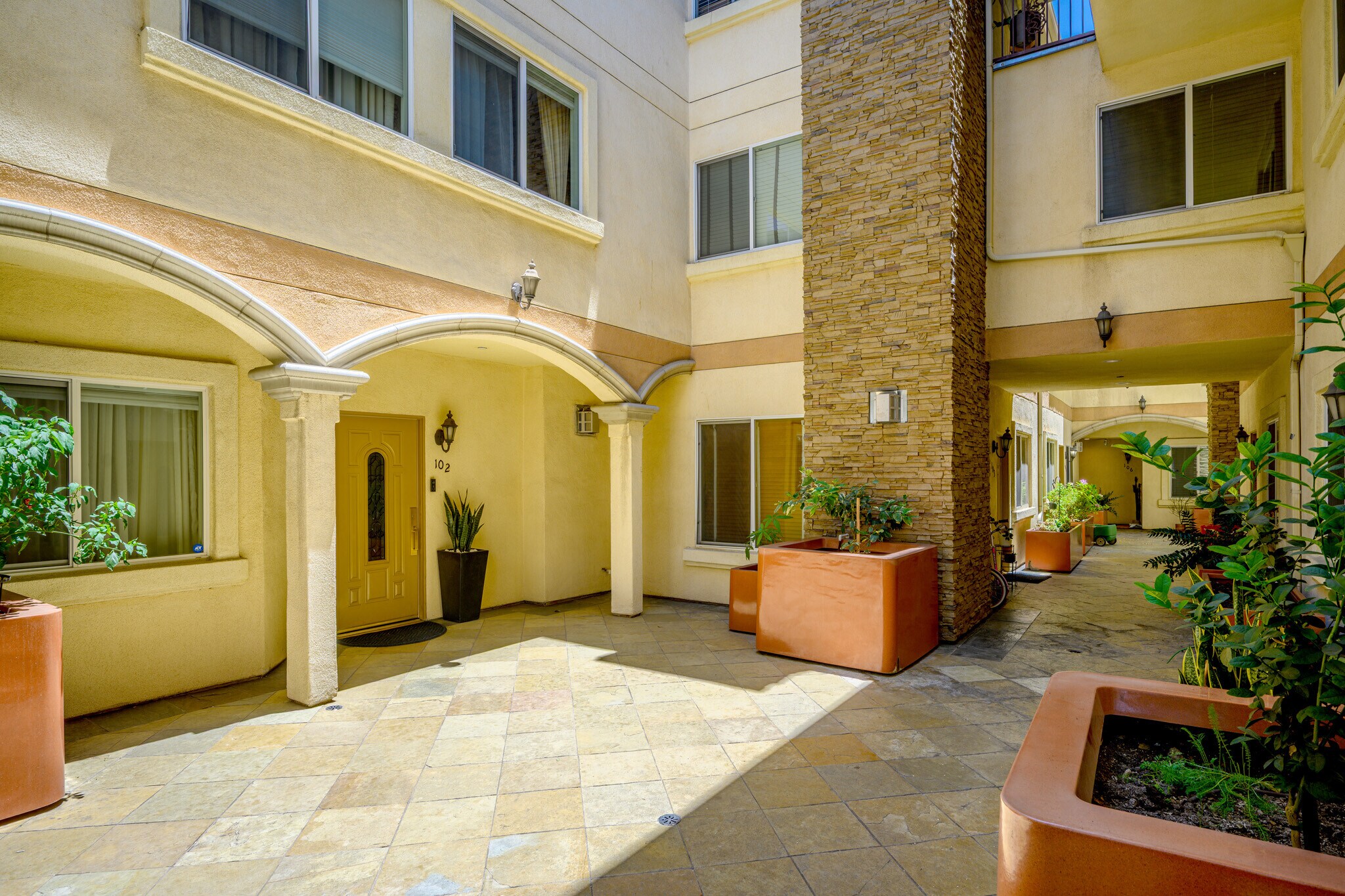 Building Photo - 540 E Angeleno Ave