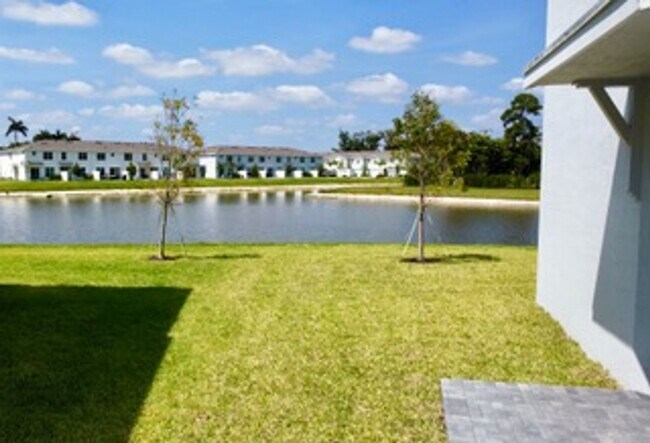 Building Photo - Brand new Townhome centrally located in La...