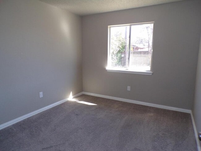 Building Photo - 5006 Parkwood Dr