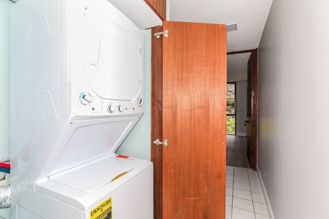 Building Photo - Naniwa Gardens - 1 bdrm/1 bath/1 covered p...