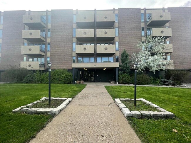 Building Photo - 633 Robert St