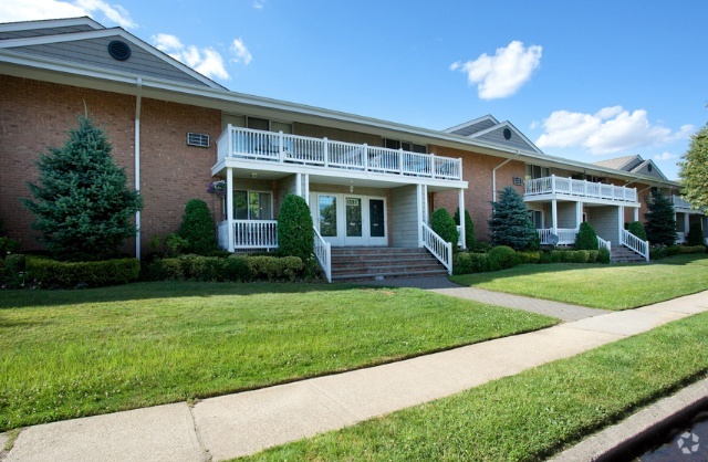 Building Photo - Fairfield Gables At Babylon Village