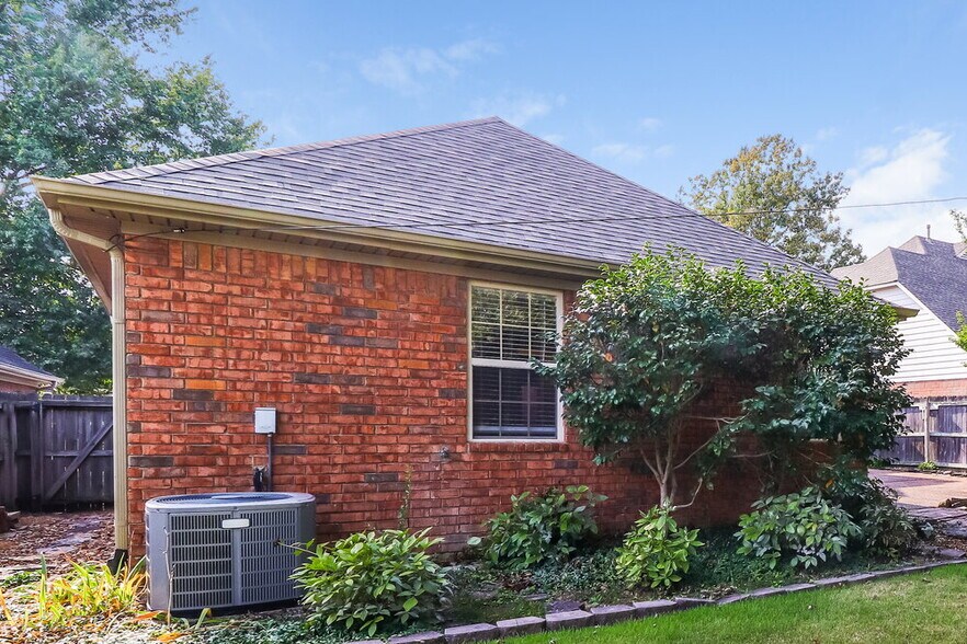 Building Photo - 1518 Appling Wood Cove S