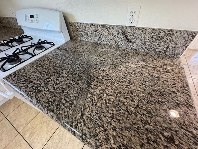 Building Photo - 253 E Plymouth St