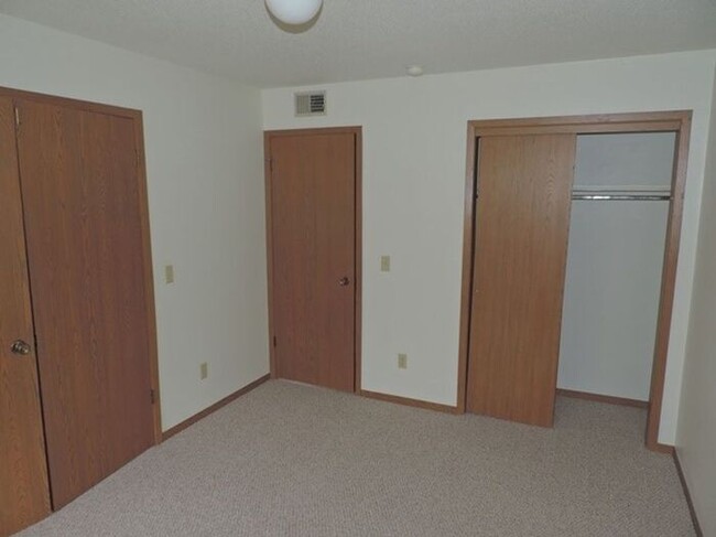 Building Photo - $900 | 2 Bedroom, 1 Bathroom Condo | Cat F...