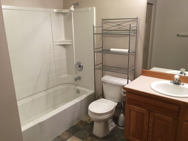 2nd floor Master bathroom - 4001 Lunar Dr