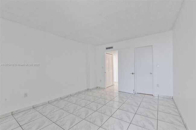 Building Photo - 9682 Fontainebleau Blvd
