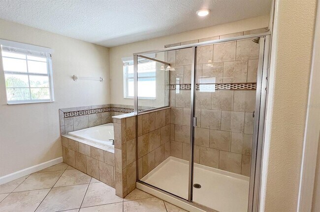 Building Photo - 1604 Thetford Cir
