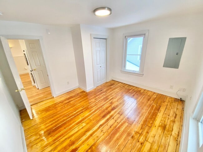 Building Photo - 69 Russell St