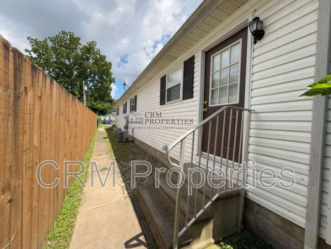 Building Photo - 720 S Lindsay St