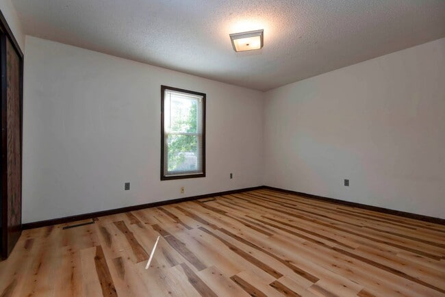 Building Photo - 3839 N Stewart Ave