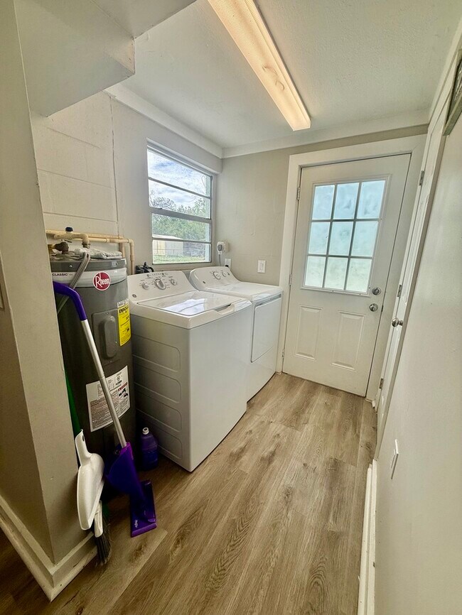 Building Photo - Charming Coastal Cottage with Huge Fenced Yard & Smart Tech!