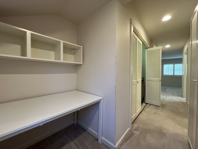 Building Photo - Incredible Forrest Park Townhome!! 2 bedroom, 2 bath, HUGE attached Garage!