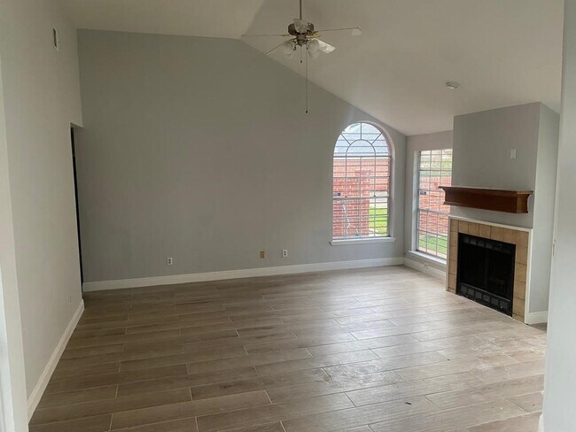 Building Photo - 9339 Stonecreek Ln