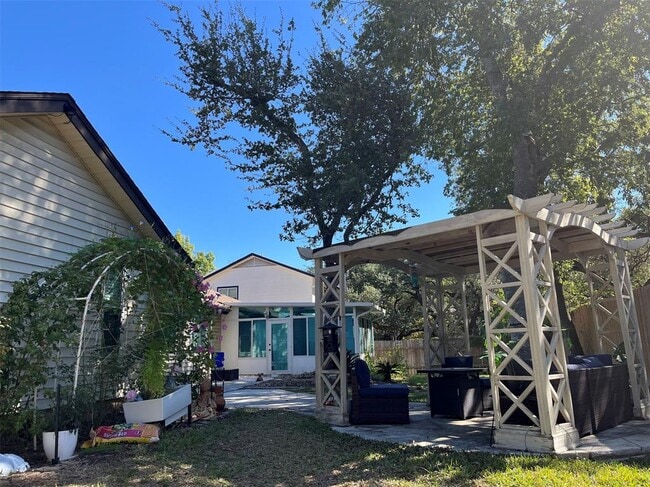 Building Photo - 6401 Woodcrest Dr