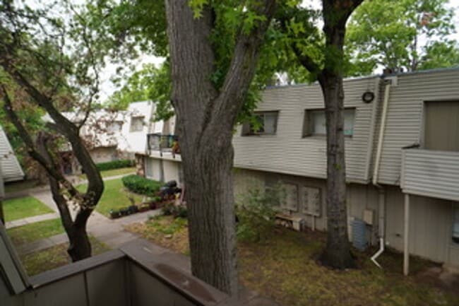 Building Photo - Wonderful 1-bedroom, 1.5-bath loft style condo!