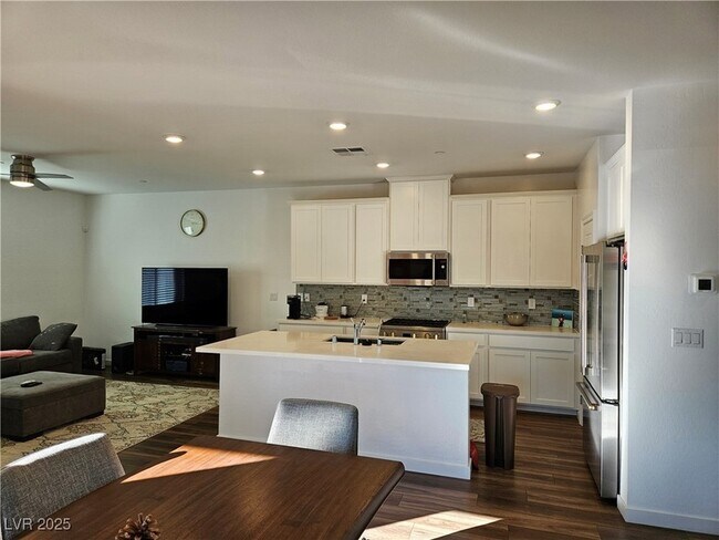 Building Photo - 600 N Carriage Hill Dr