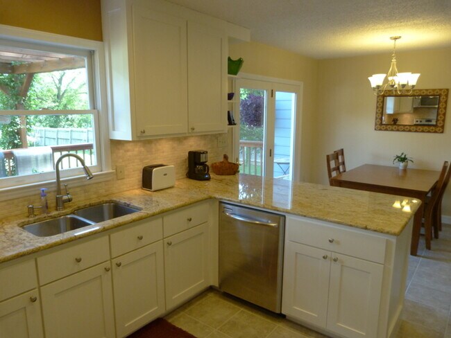 Building Photo - 211 Sandlewood Dr