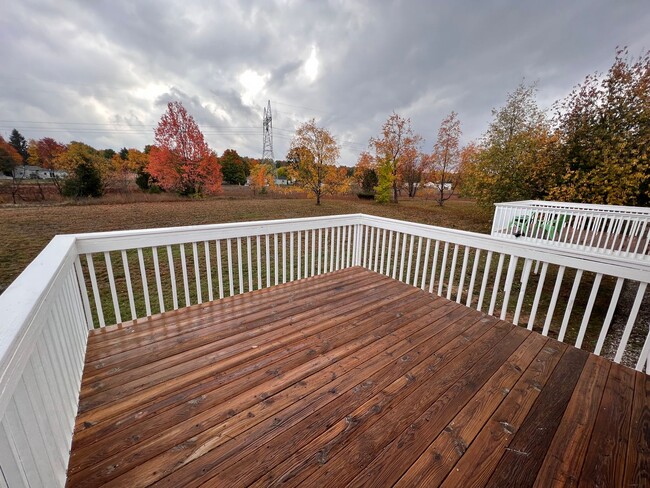 Building Photo - Spacious Split-Level Retreat Just Minutes ...