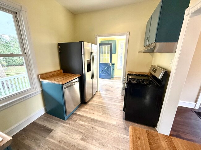 Building Photo - 860 Church St