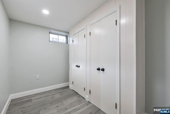 Building Photo - 164 Jeffer Ct