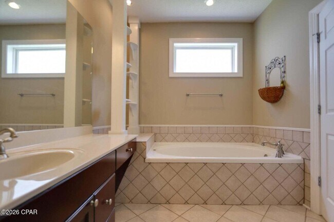 Building Photo - 4026 Oak Forest Dr