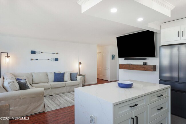 Building Photo - 675 Ocean Ave N