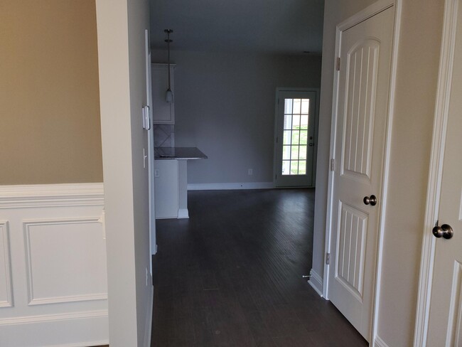 Building Photo - 560 Hampstead Pl