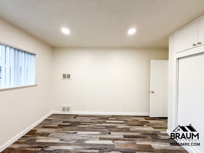 Building Photo - 5131 Buffalo Ave