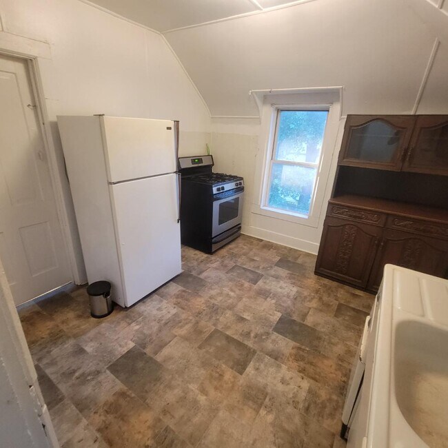 Building Photo - 119 Elm St