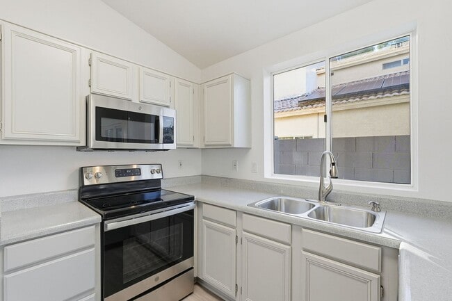 Building Photo - Ready to Move in! Three bedrooms