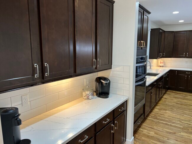 Butlers pantry between dining and kitchen - 2822 Cascade Creek Dr