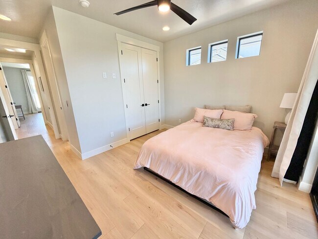 Building Photo - Beautiful Modern 5 Bedroom Home!! Furnished or Unfurnished option!!