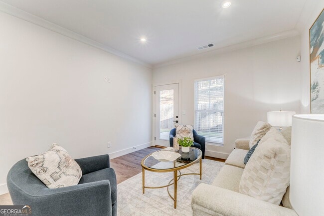 Building Photo - 77 Chateau Dr SE