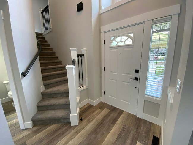 Building Photo - 5835 NW Landing Dr