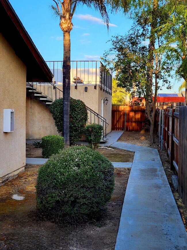 Building Photo - 3009 La Costa St