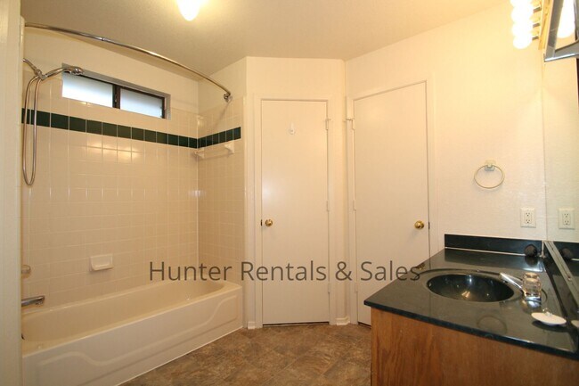 Building Photo - 4604 Fieldcrest Dr