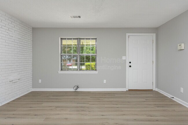 Building Photo - 7742 Holiday Hills Cir