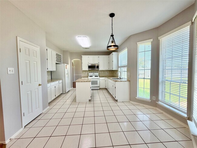 Building Photo - 4614 Forest Home Dr