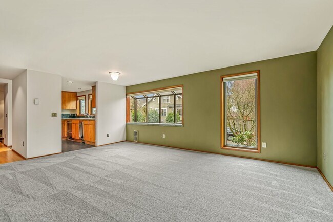 Building Photo - Large 2 Bedroom in Queen Anne * Utilities/ Parking Included*