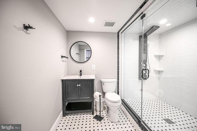 Building Photo - 2314 N Kenmore St