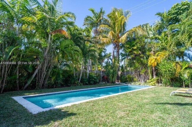 Building Photo - 1123 Bay Dr