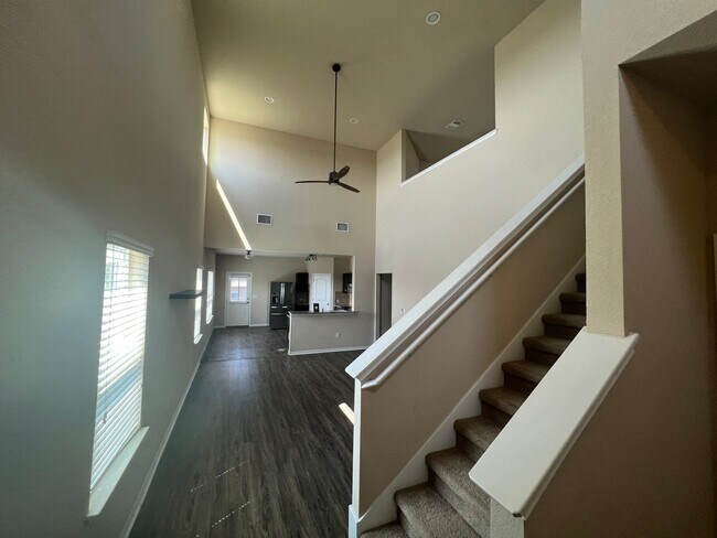 Building Photo - Perfect 3/2.5 - Tall Ceilings and in Immac...