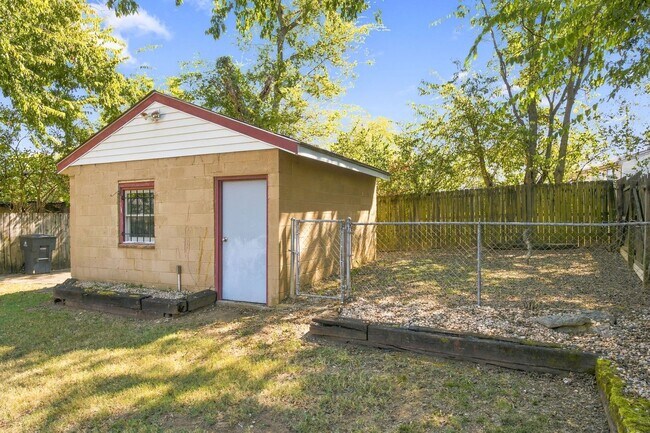 Building Photo - 634 James Ave